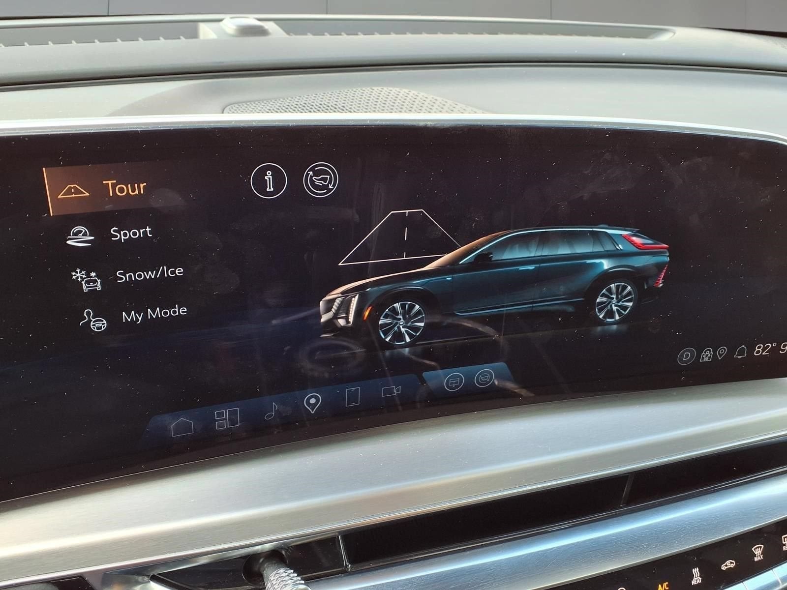 2025 Cadillac LYRIQ Luxury 1
