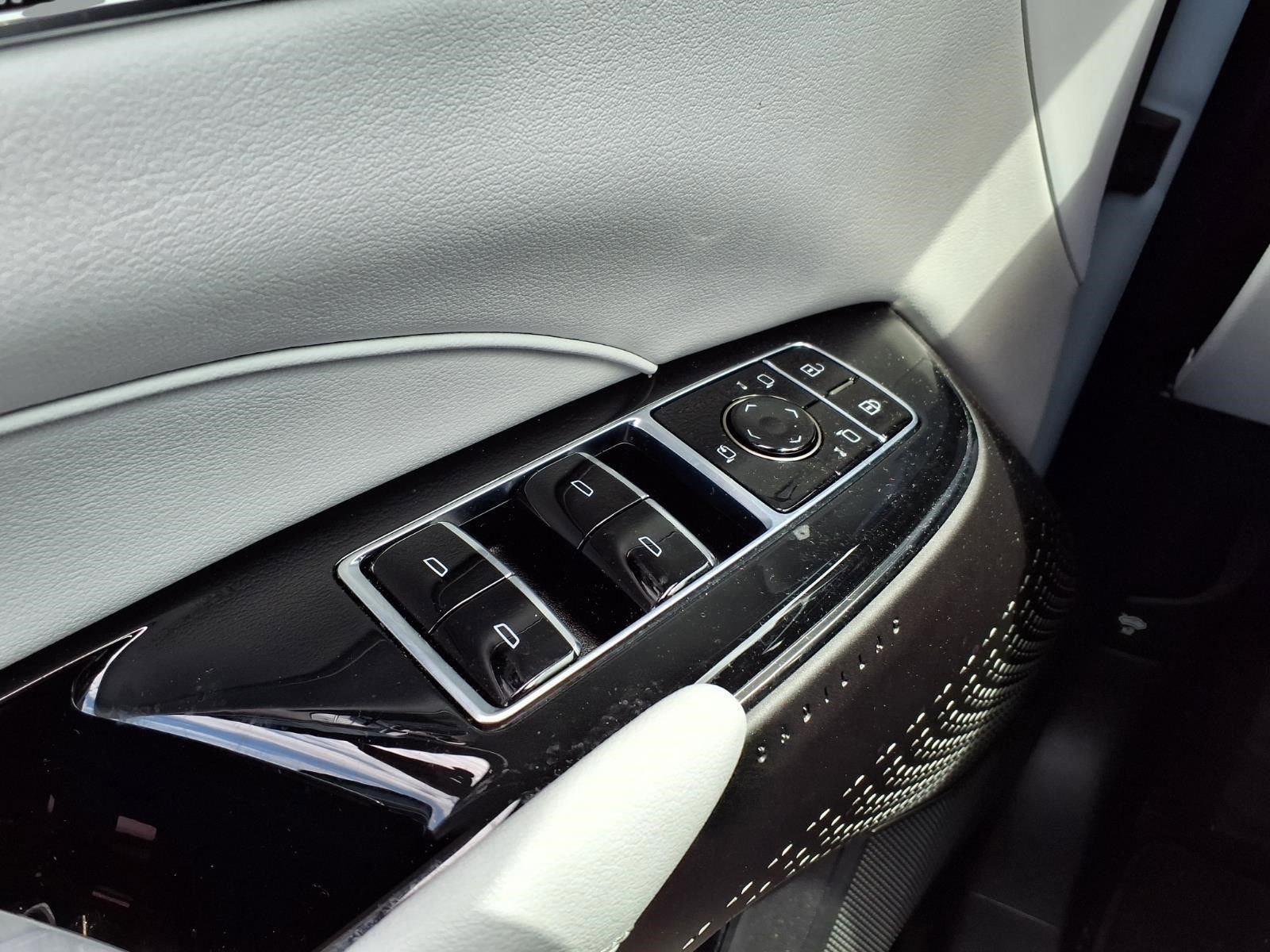 2024 Cadillac LYRIQ Luxury 1
