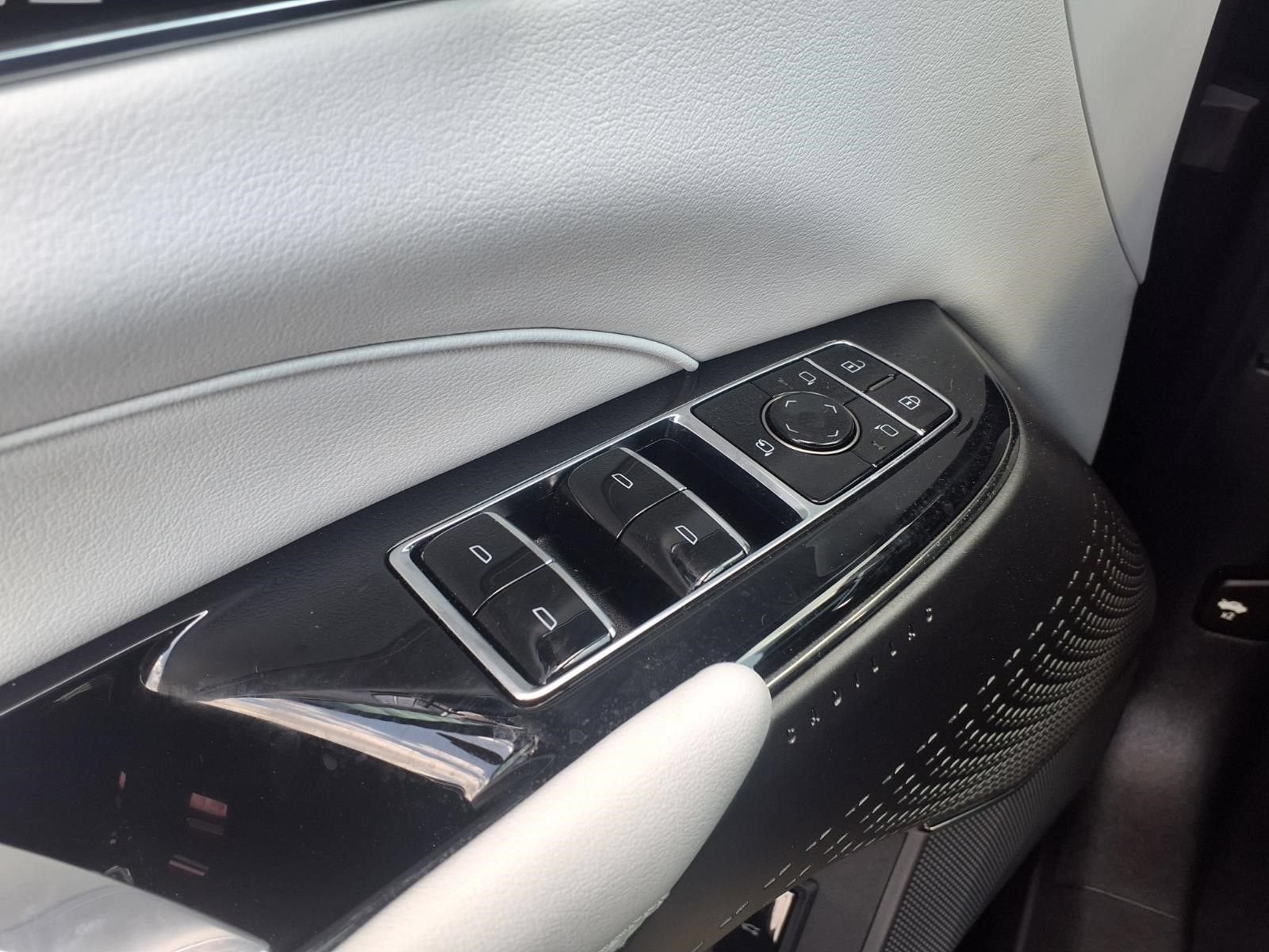 2024 Cadillac LYRIQ Luxury 1
