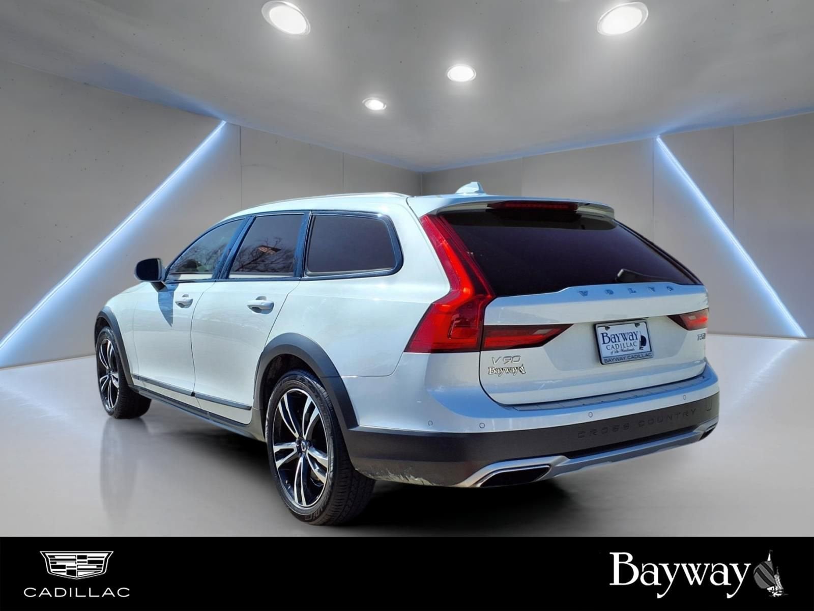 2018 Volvo V90 Cross Country T5MOMENTUM