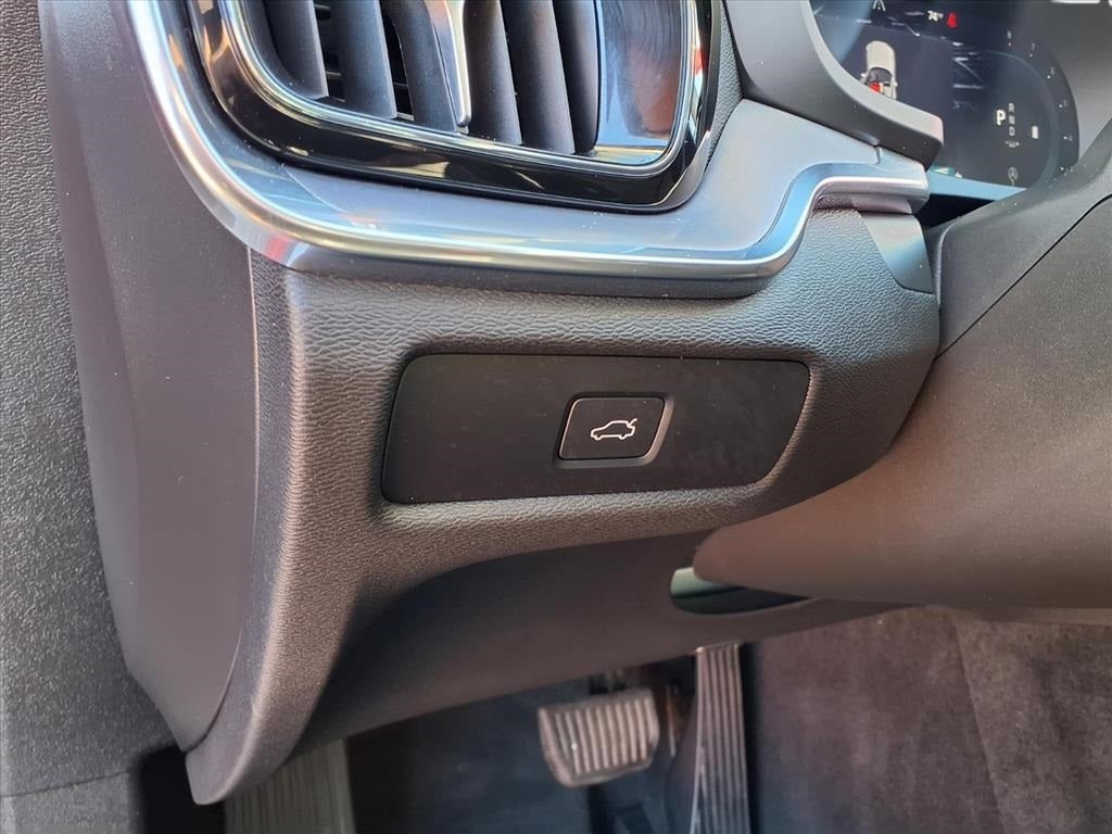 2024 Volvo S60 B5 Core Dark Theme