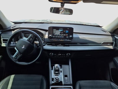 2022 Mitsubishi Outlander Base