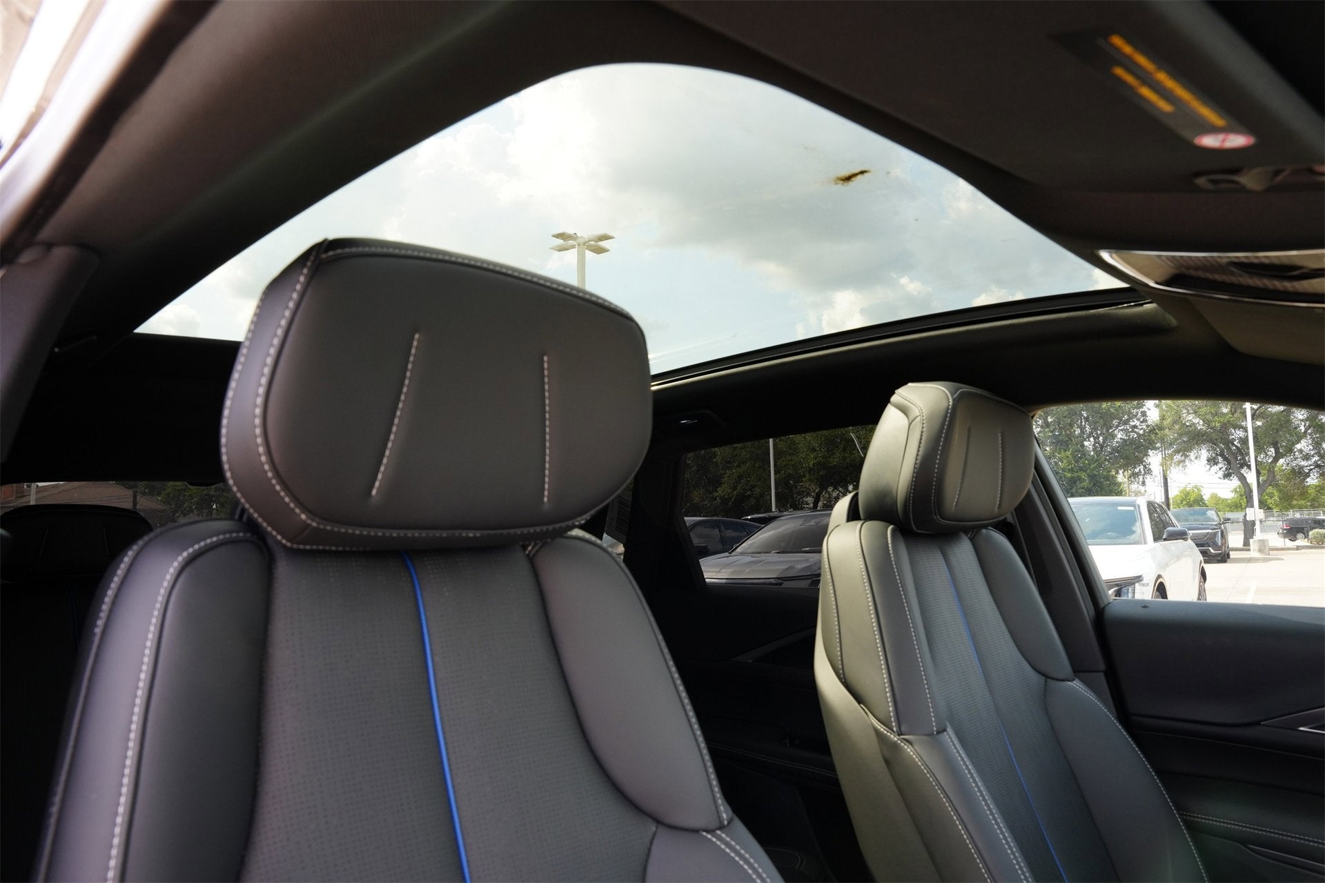 2025 Cadillac LYRIQ Luxury 1