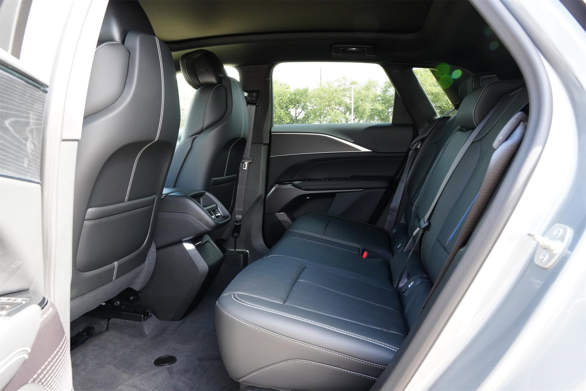 2025 Cadillac LYRIQ Luxury 1