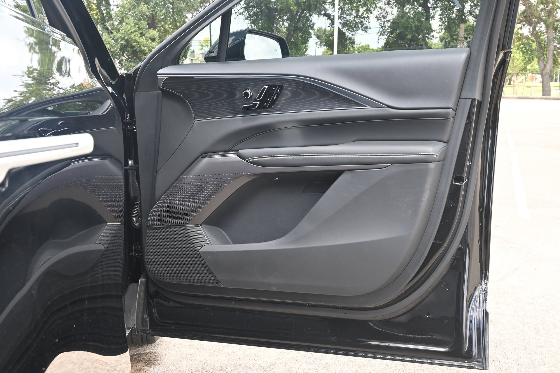 2025 Cadillac LYRIQ Luxury 1