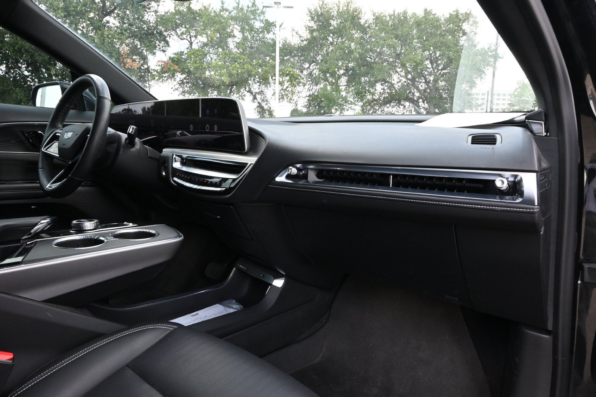 2024 Cadillac LYRIQ Luxury 1