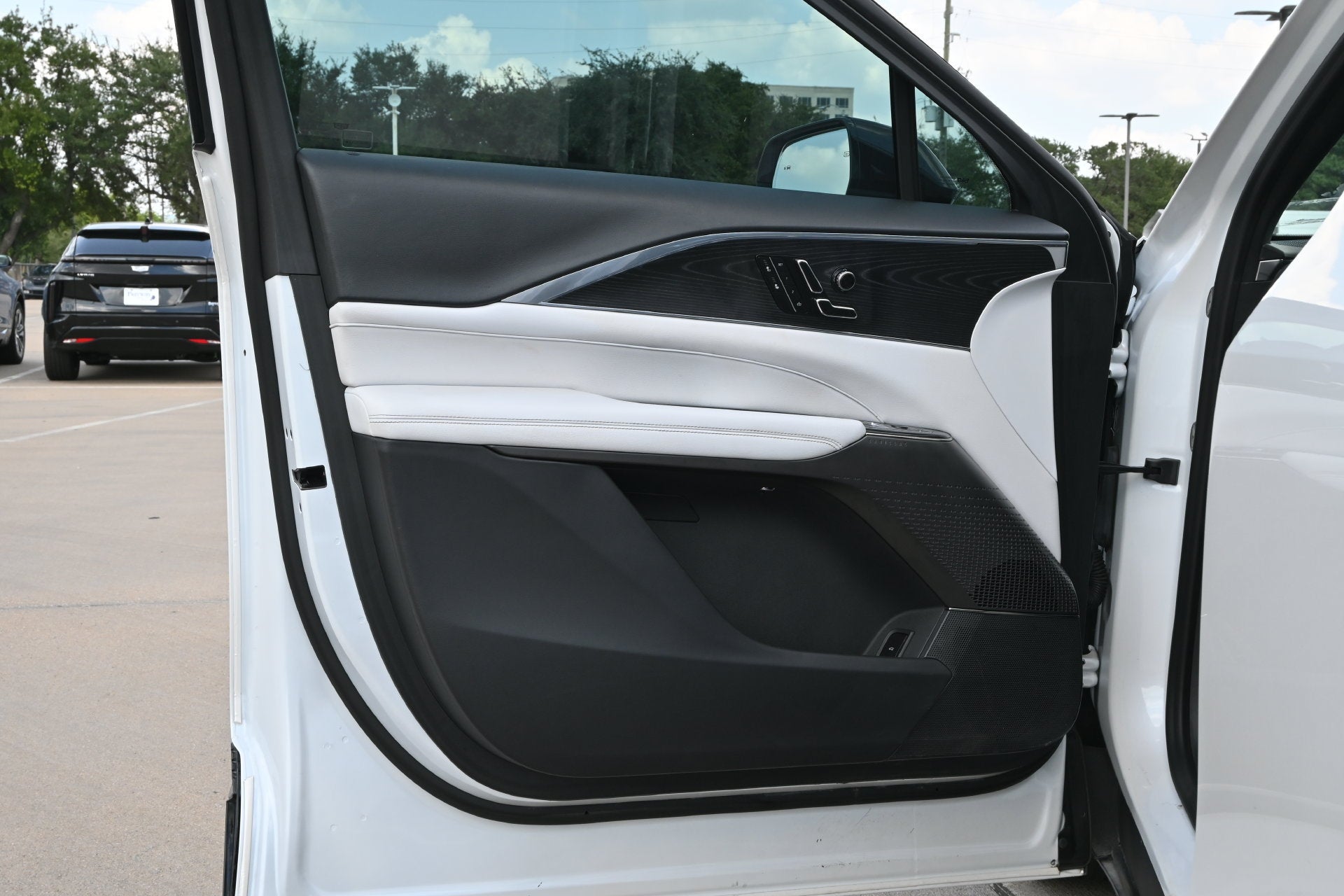 2024 Cadillac LYRIQ Luxury 1
