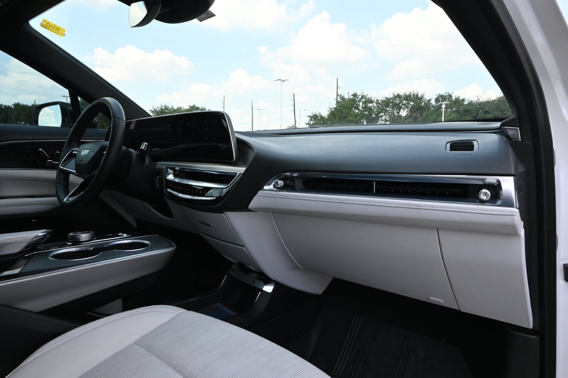 2024 Cadillac LYRIQ Luxury 1