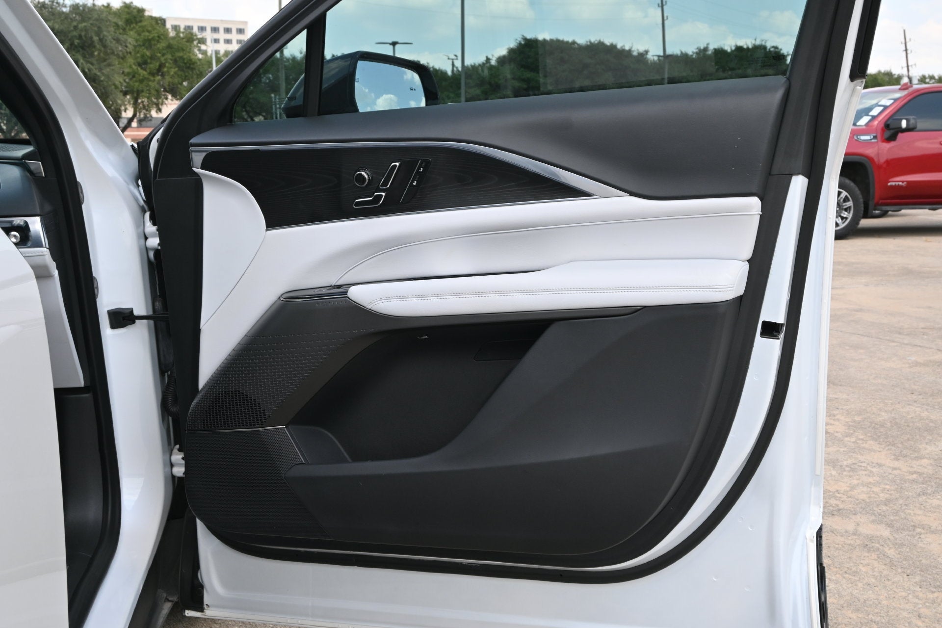 2024 Cadillac LYRIQ Luxury 1