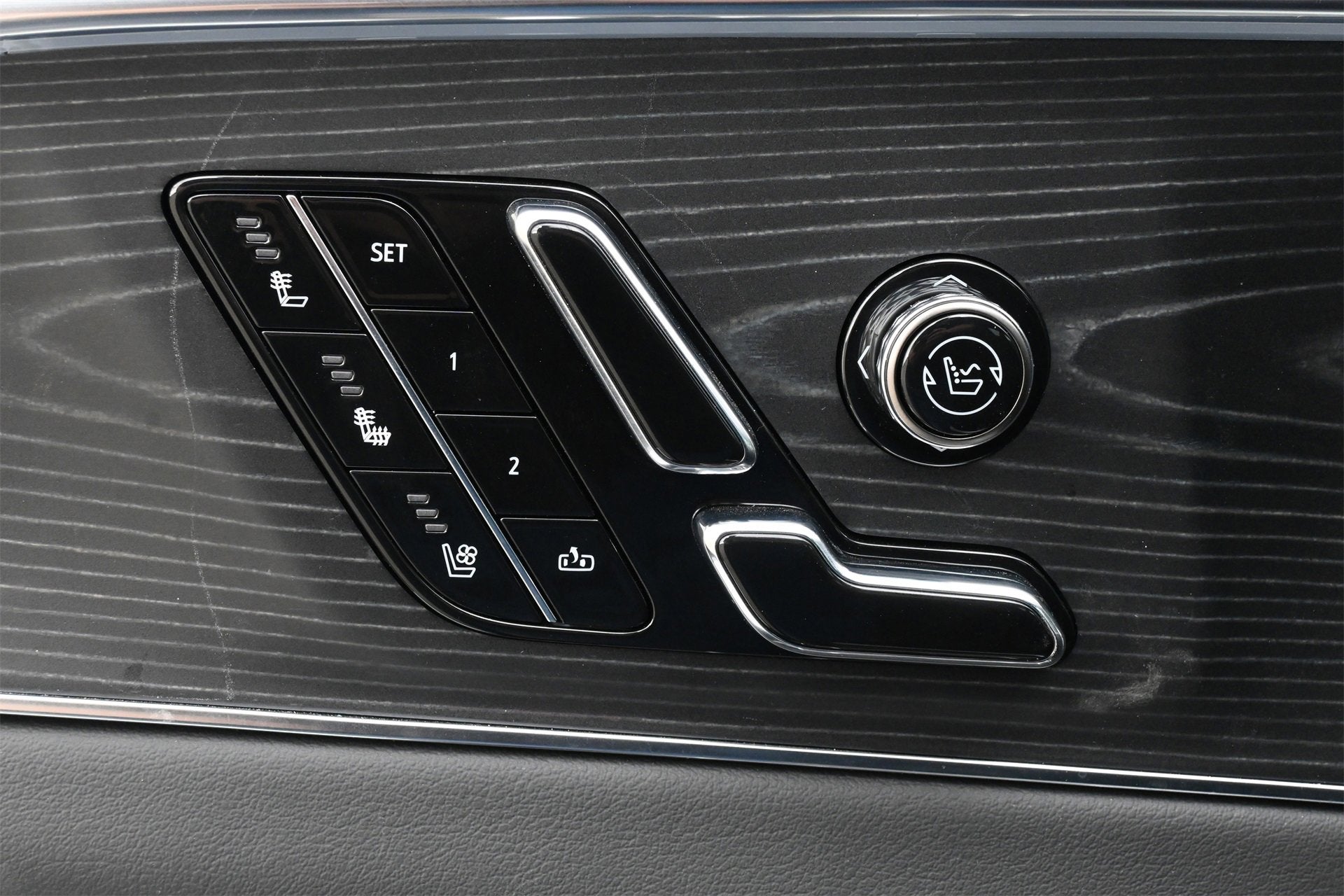 2024 Cadillac LYRIQ Luxury 2