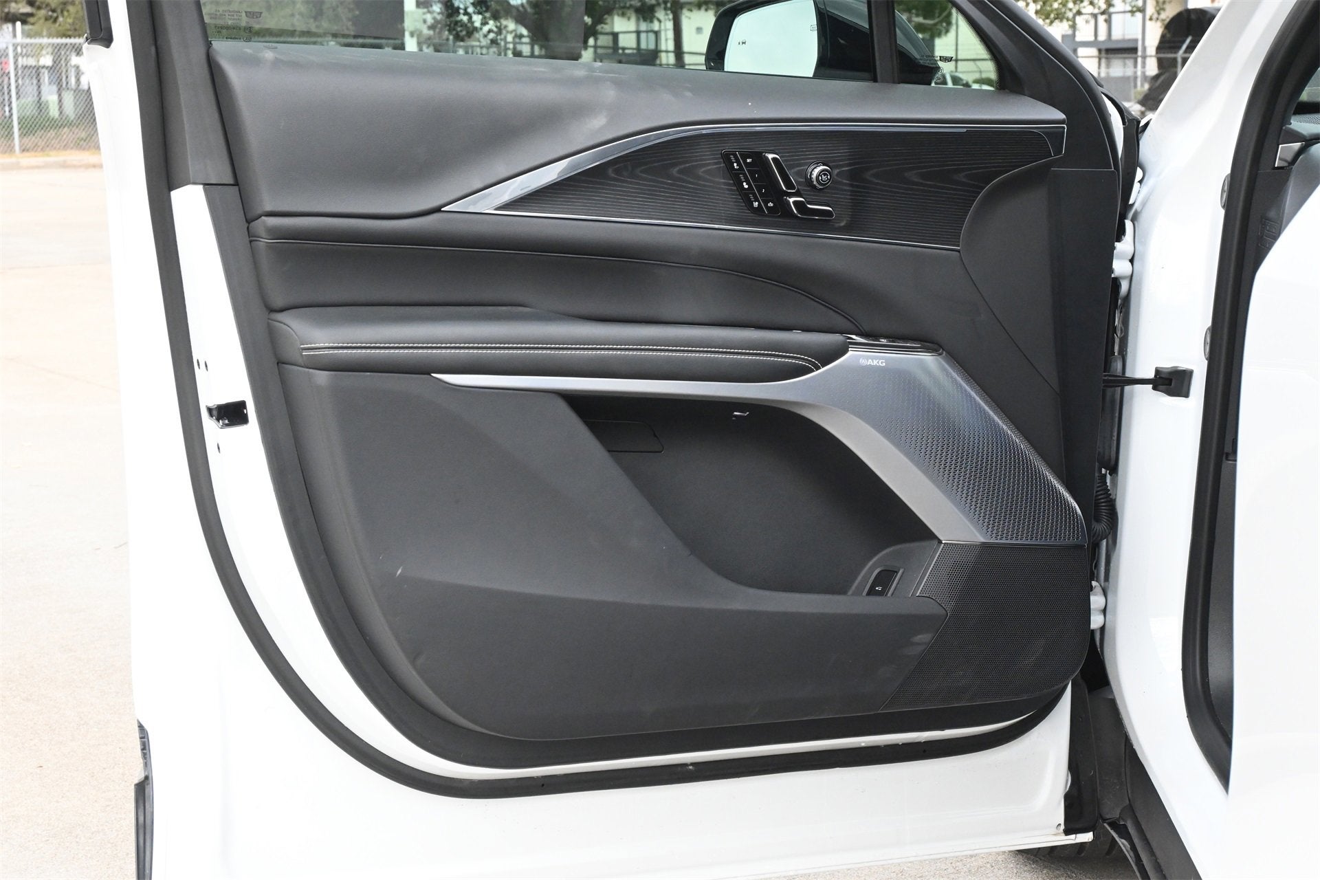 2024 Cadillac LYRIQ Luxury 2