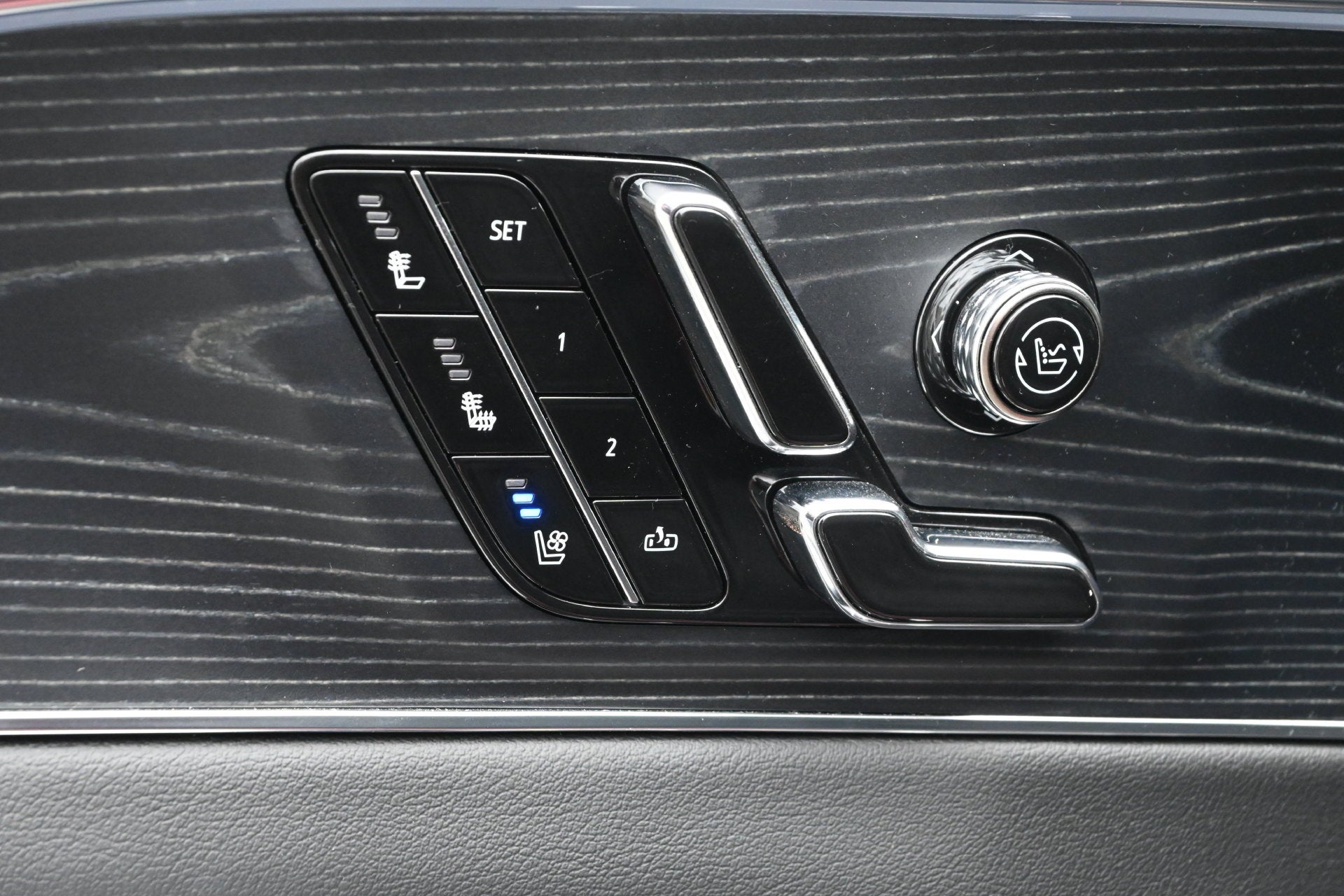 2024 Cadillac LYRIQ Luxury 2