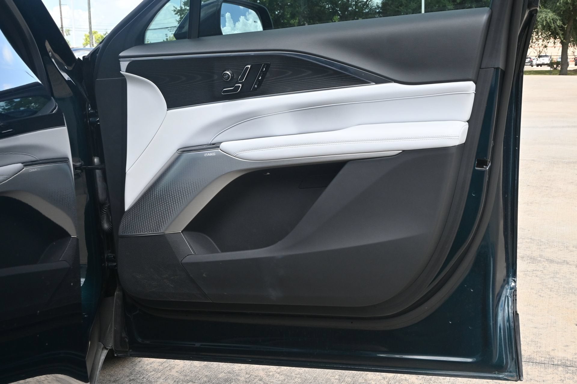 2024 Cadillac LYRIQ Sport 2