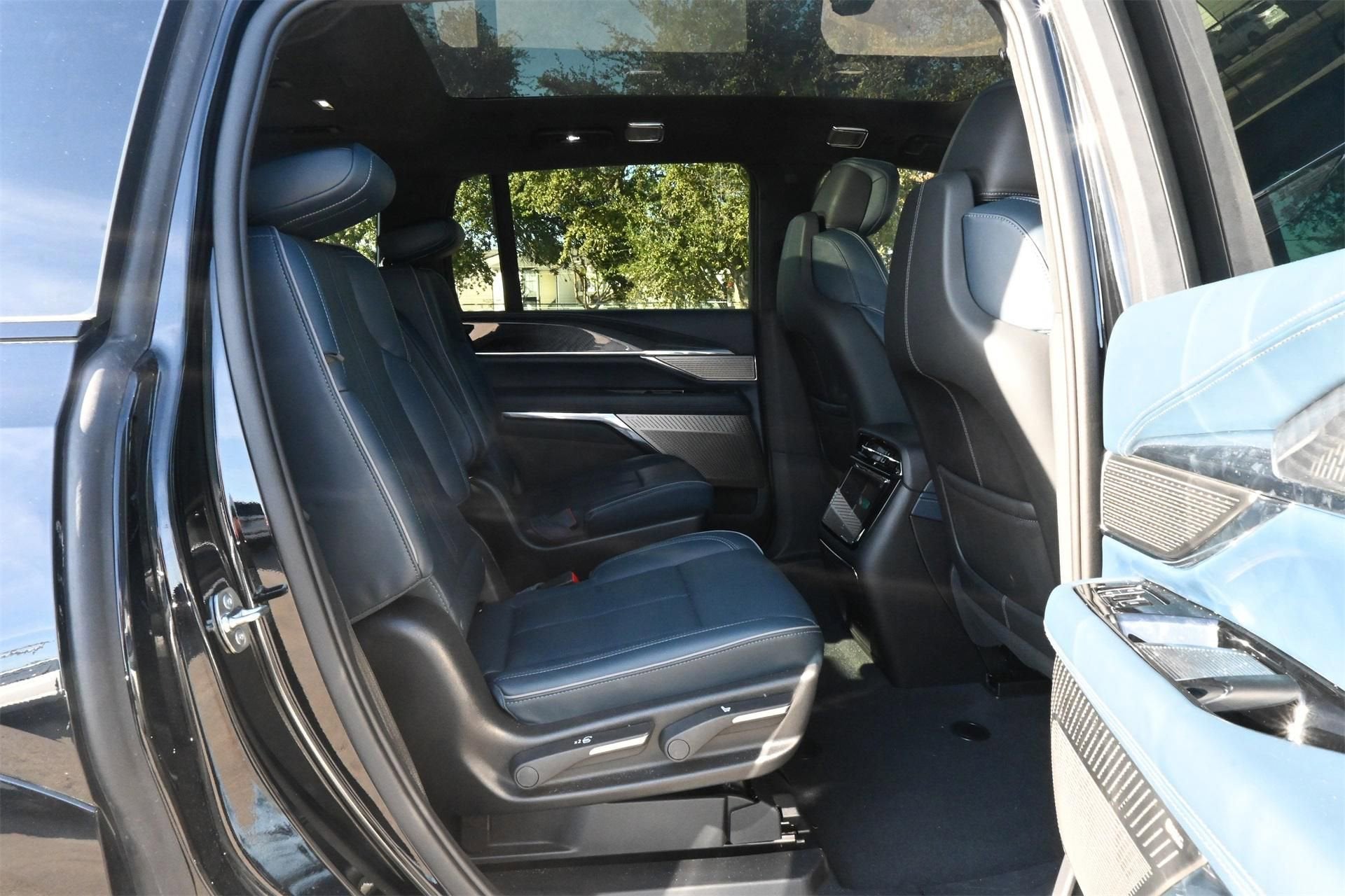 2025 Cadillac ESCALADE IQ Luxury 2