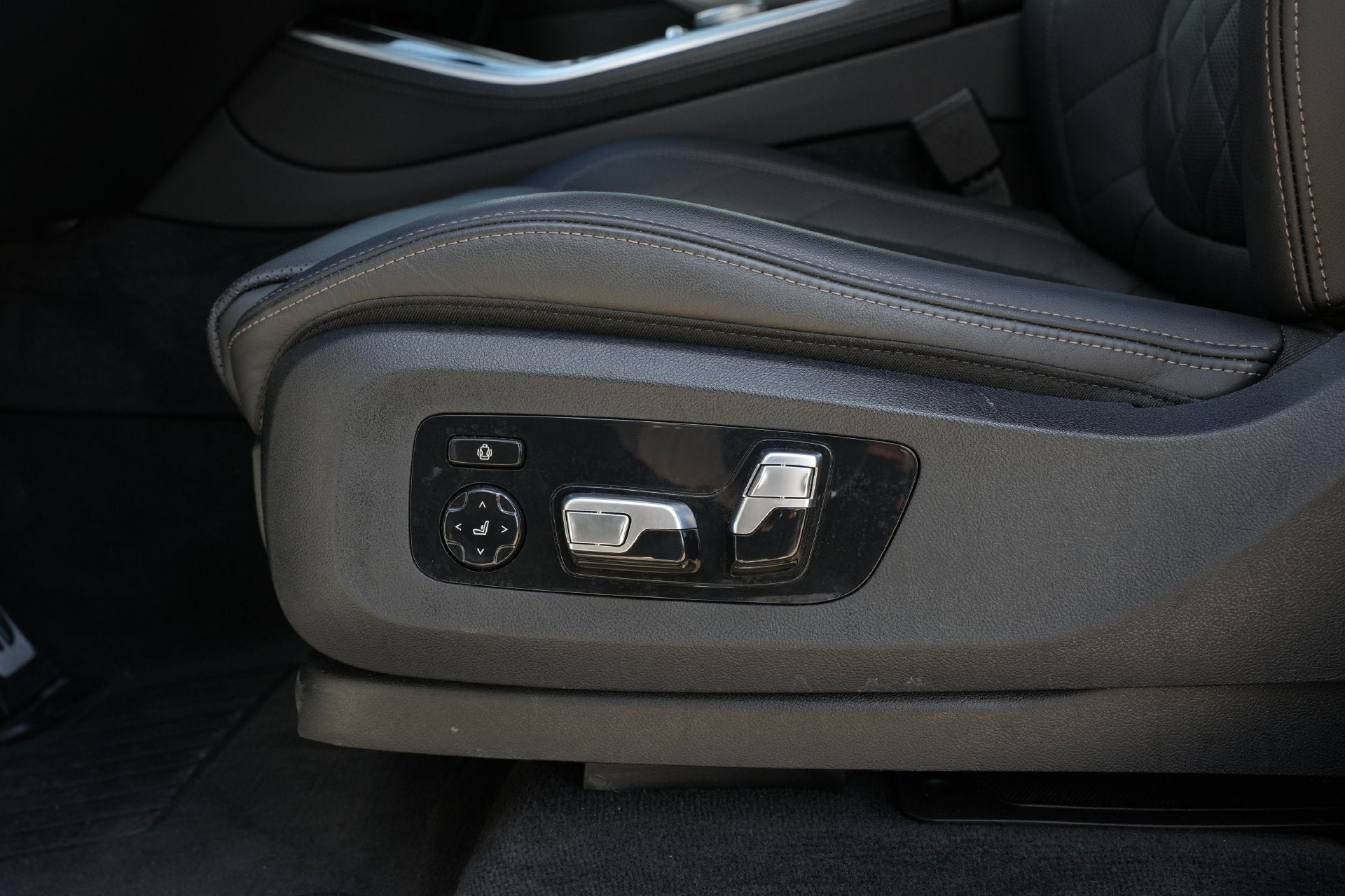 2025 BMW X5 M60i