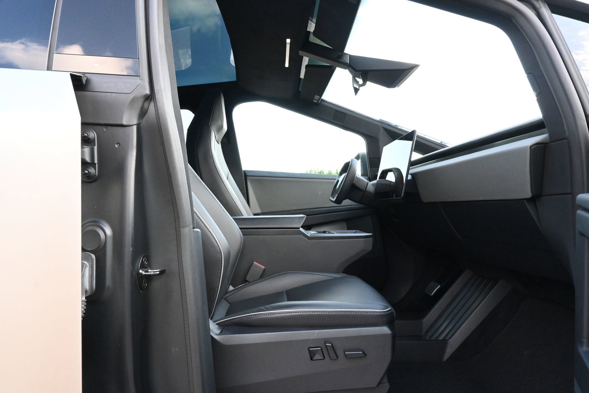 2024 Tesla Cybertruck Cyberbeast