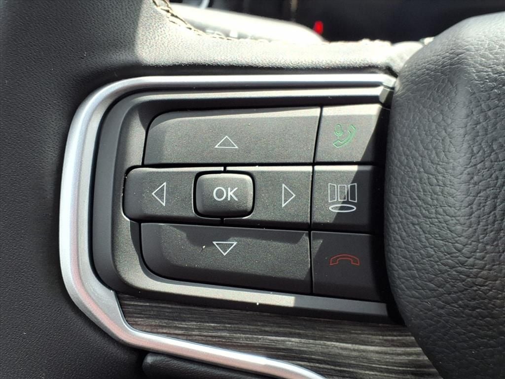 2024 Jeep Wagoneer L Series II BLIND-SPOT & PARKSENSE­®