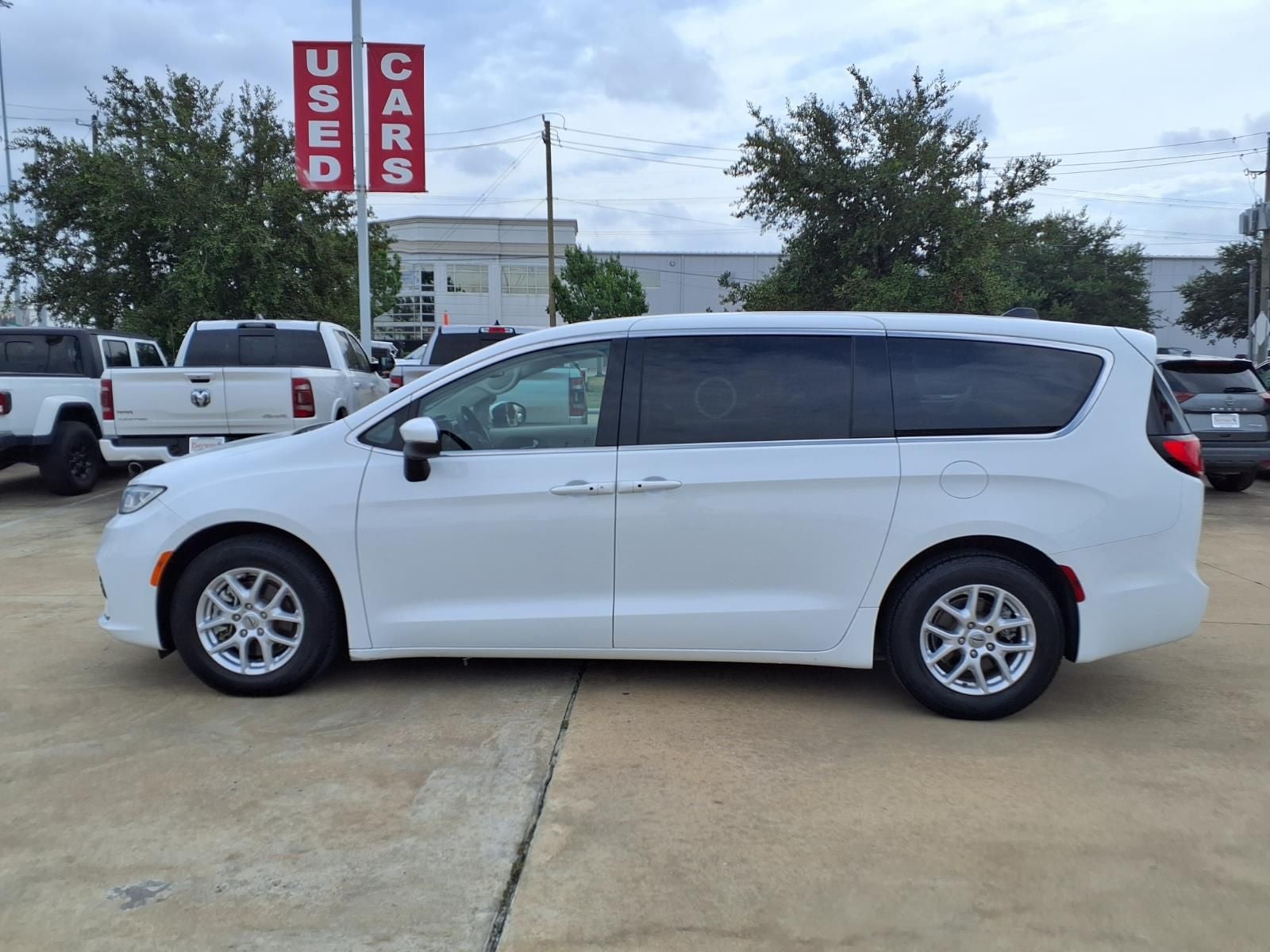 2023 Chrysler Pacifica Touring L BLIND-SPOT