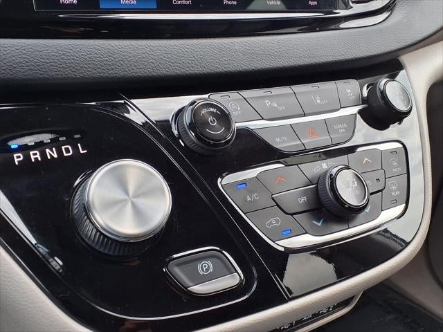 2023 Chrysler Pacifica Touring L BLIND-SPOT