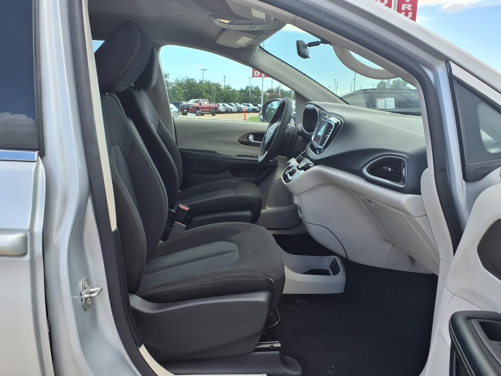 2022 Chrysler Voyager LX