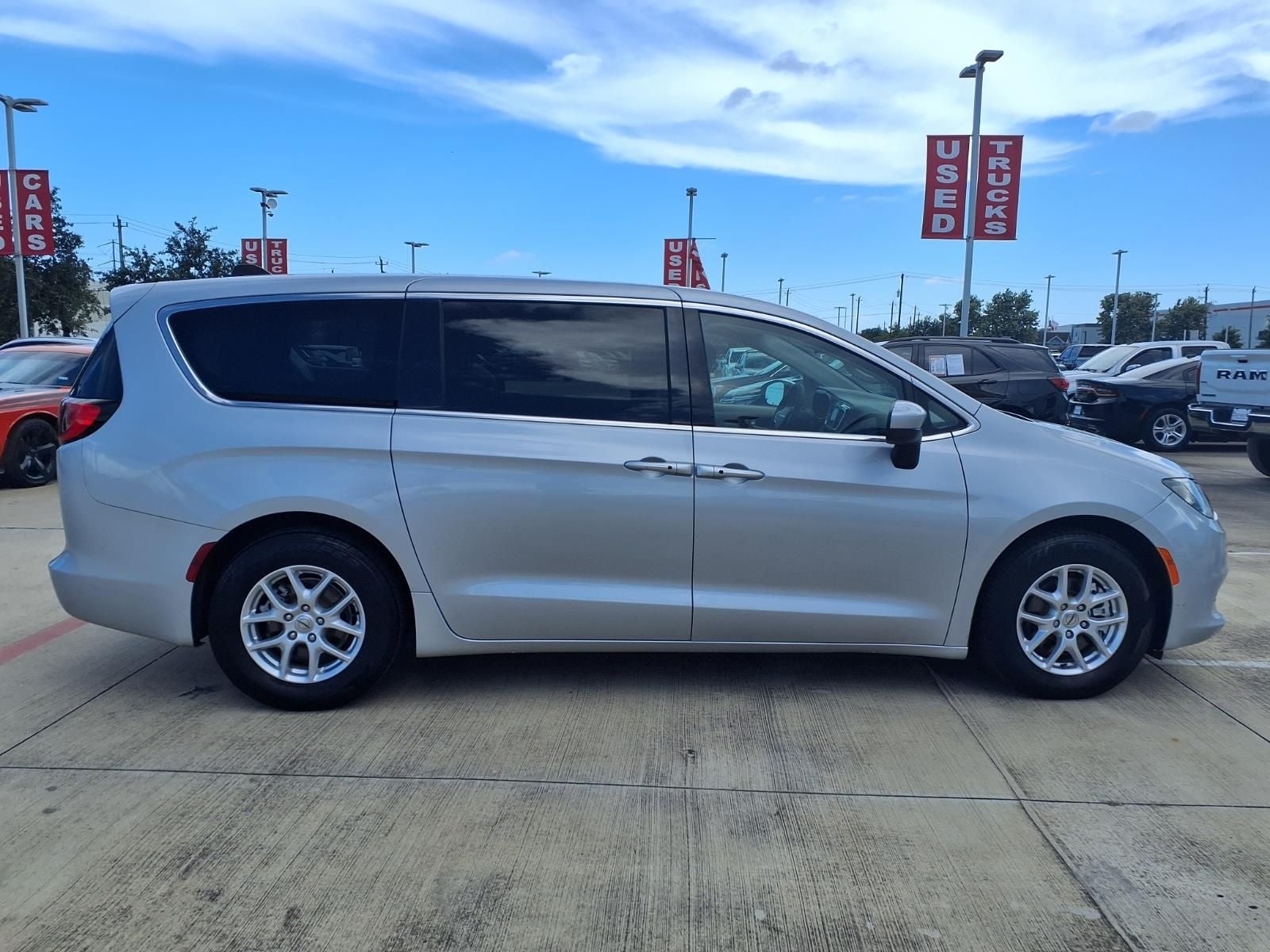 2022 Chrysler Voyager LX
