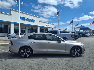 2024 Volvo S60 Plus Dark Theme