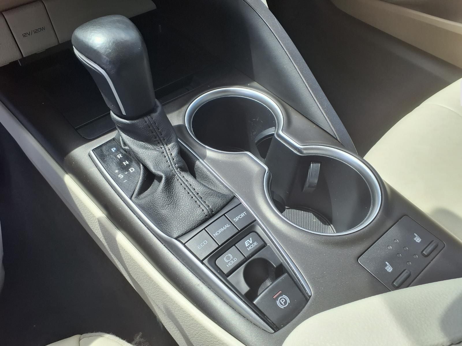 2022 Toyota Camry Hybrid XLE